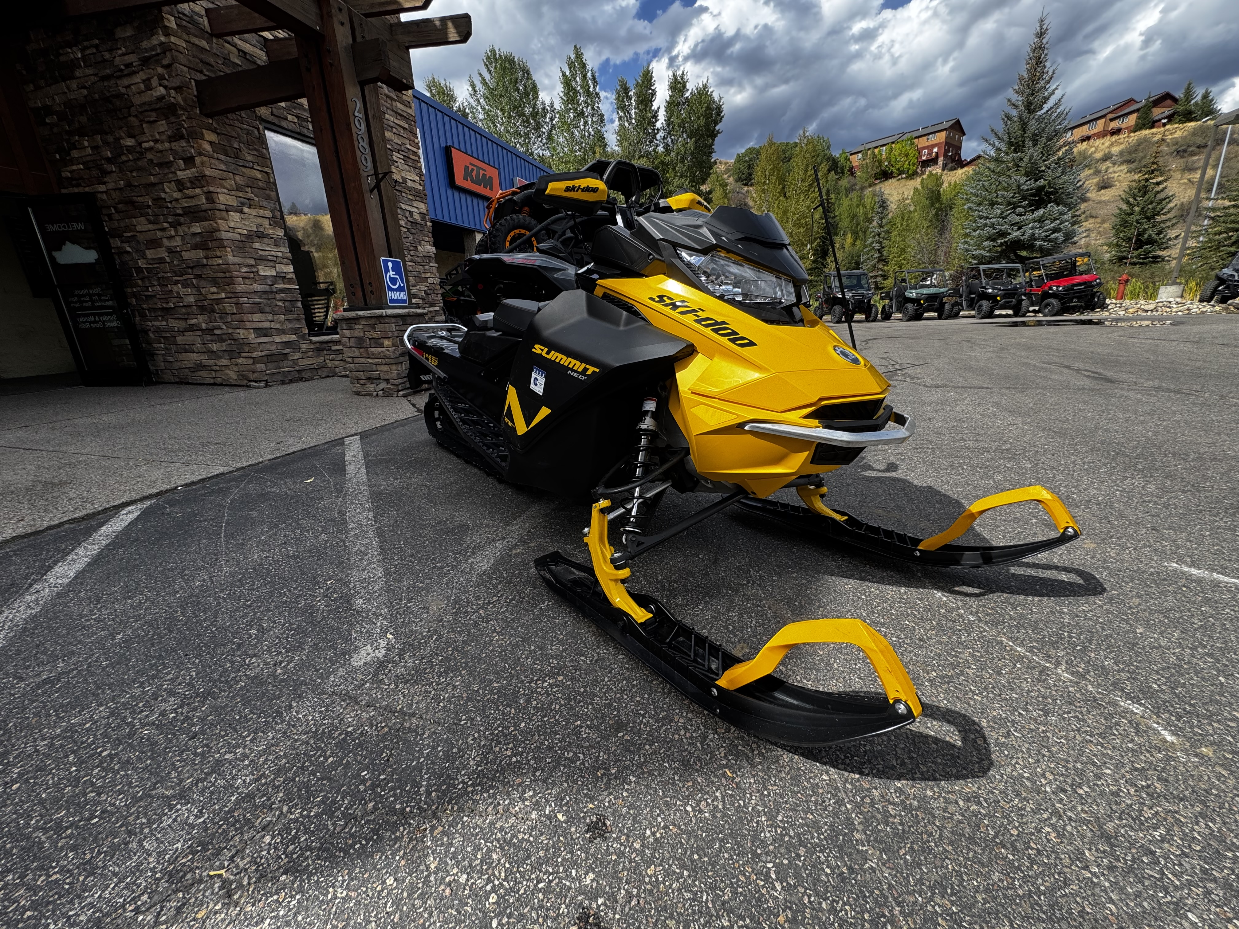 2025 Ski-Doo SM SUM NEOP 6EFI E BK HAC 146 1.75 25 600 EFI 85 Snowmobile
