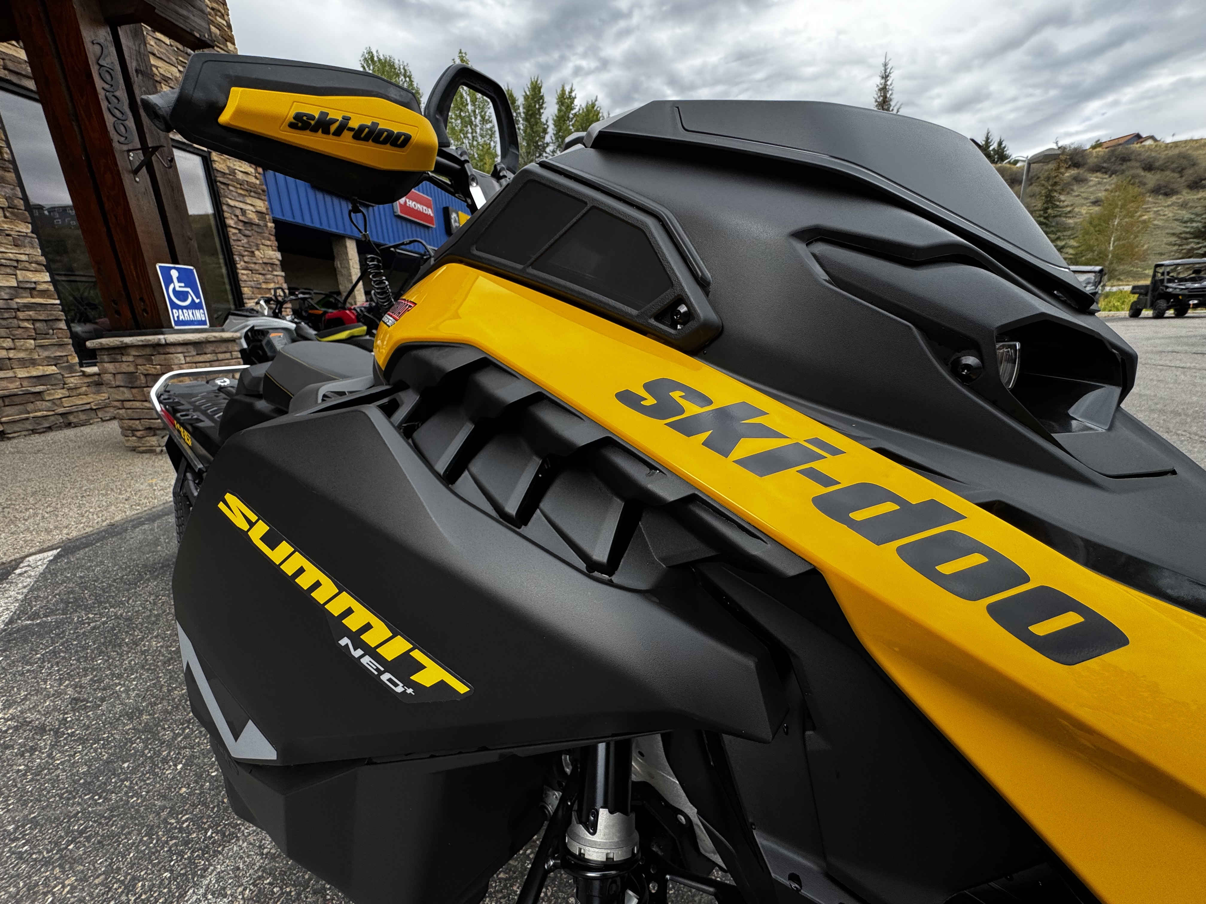 2026 Ski-Doo SUMMIT NEO PLUS 600 146 1.75 Snowmobile